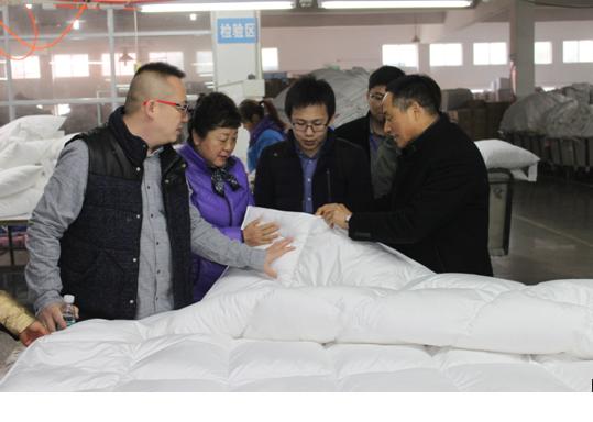 中國羽絨工業(yè)協(xié)會(huì)姚小蔓理事長、京東商城服飾家居事業(yè)部周總一行到鴻潤考察指導(dǎo)