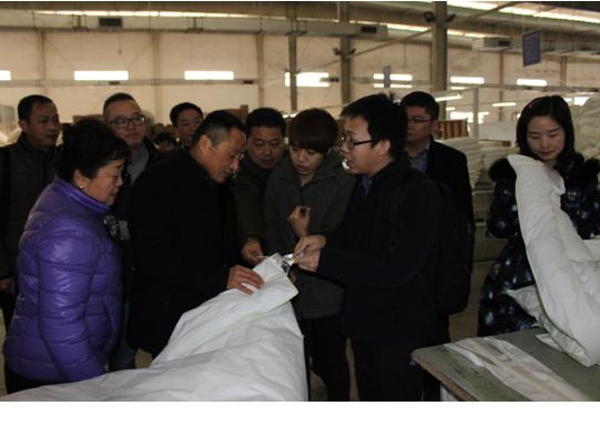 中國羽絨工業(yè)協(xié)會(huì)姚小蔓理事長、京東商城服飾家居事業(yè)部周總一行到鴻潤考察指導(dǎo)