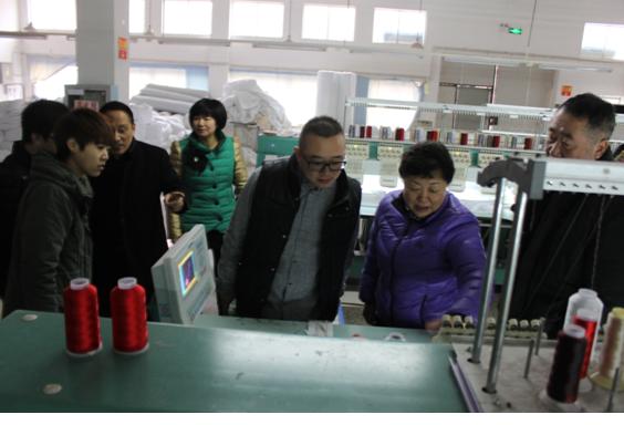 中國羽絨工業(yè)協(xié)會(huì)姚小蔓理事長、京東商城服飾家居事業(yè)部周總一行到鴻潤考察指導(dǎo)